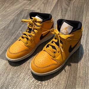 Nike Air Jordan yellow athletic basketball shoes Sz 4